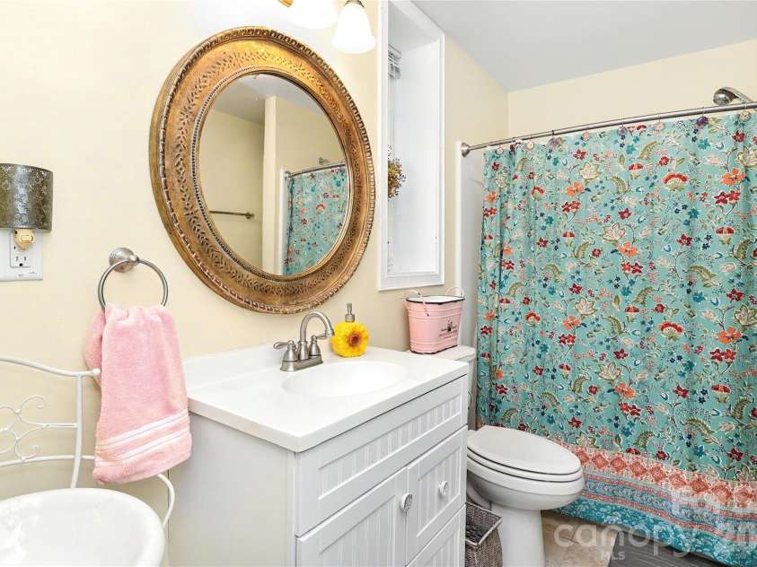 612 17th Avenue Drive, Hickory, NC 28602.  MLS# CAR4403374, YatesRealty ID 30750. Apartment Full Bath