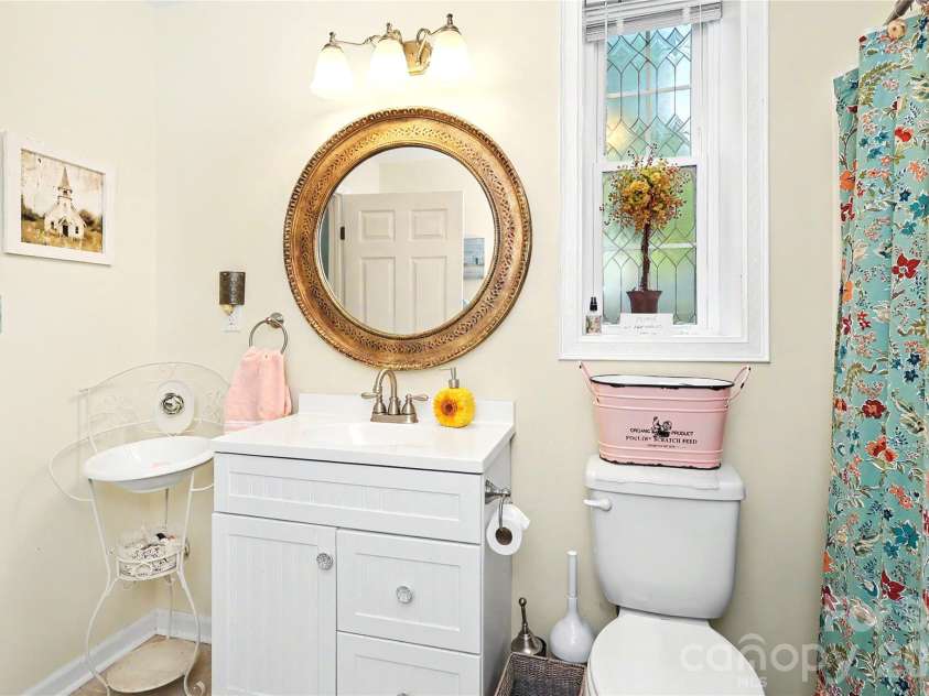 612 17th Avenue Drive, Hickory, NC 28602.  MLS# CAR4403374, YatesRealty ID 30750. Apartment Full Bath