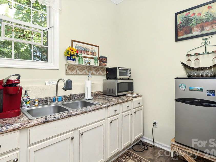612 17th Avenue Drive, Hickory, NC 28602.  MLS# CAR4403374, YatesRealty ID 30750. Apartment Kitchenette