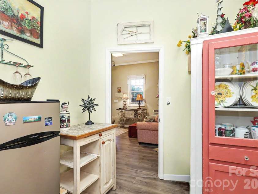 612 17th Avenue Drive, Hickory, NC 28602.  MLS# CAR4403374, YatesRealty ID 30750. Apartment Kitchenette