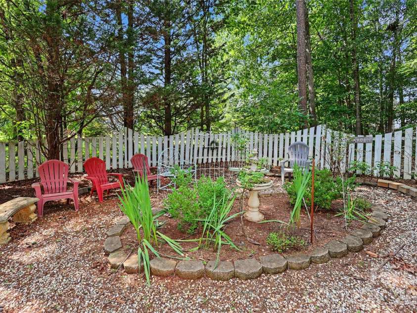 612 17th Avenue Drive, Hickory, NC 28602.  MLS# CAR4403374, YatesRealty ID 30750. Back Yard