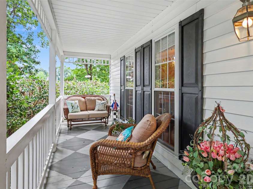 612 17th Avenue Drive, Hickory, NC 28602.  MLS# CAR4403374, YatesRealty ID 30750. Covered Front Porch