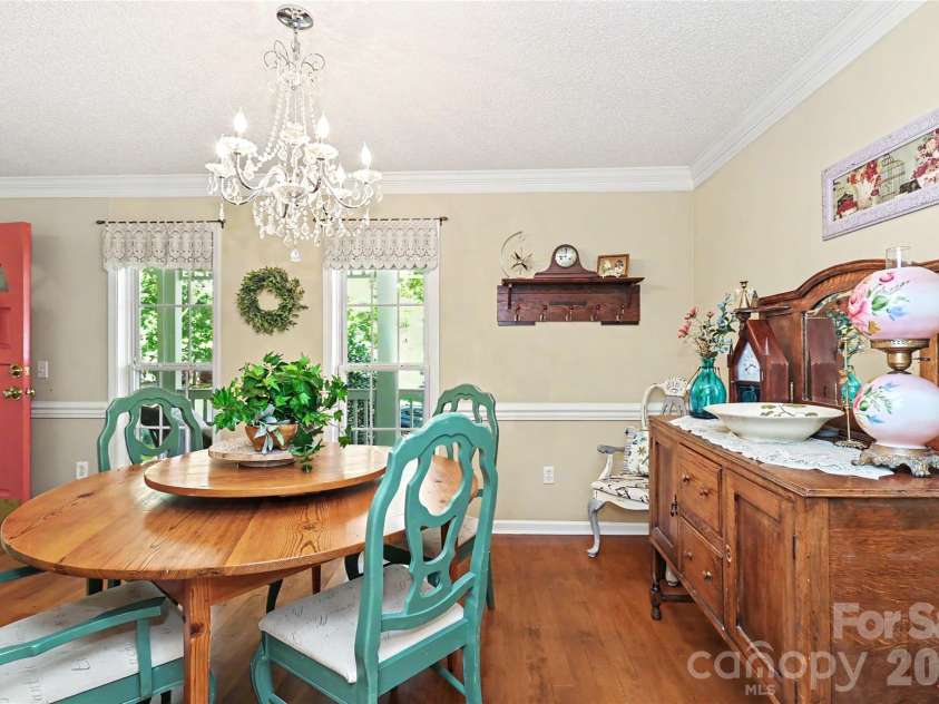 612 17th Avenue Drive, Hickory, NC 28602.  MLS# CAR4403374, YatesRealty ID 30750. Dining Room