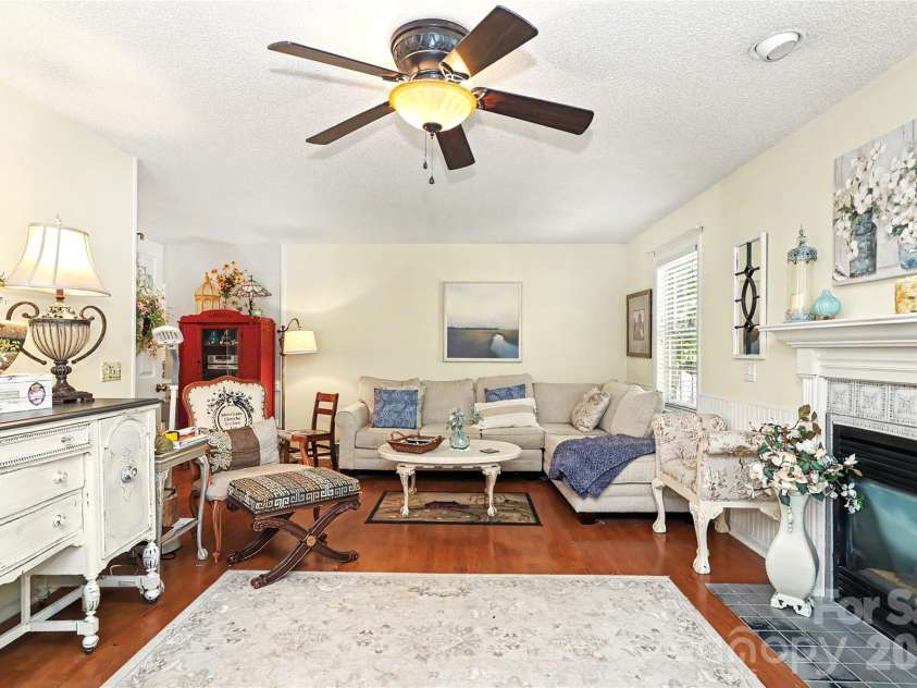 612 17th Avenue Drive, Hickory, NC 28602.  MLS# CAR4403374, YatesRealty ID 30750. Family Room