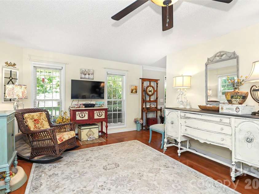 612 17th Avenue Drive, Hickory, NC 28602.  MLS# CAR4403374, YatesRealty ID 30750. Family Room