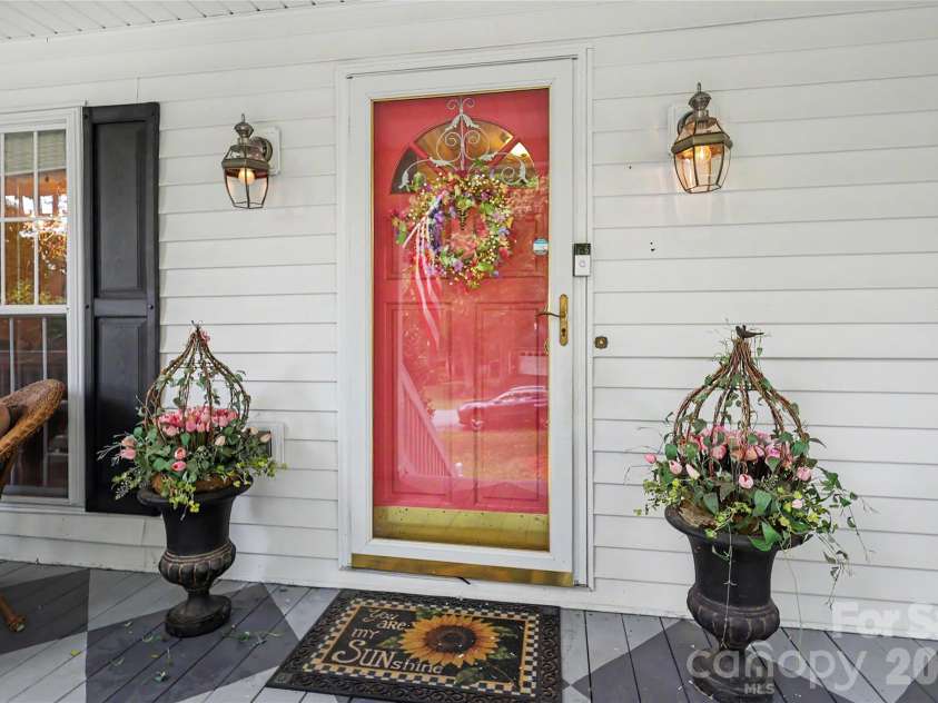 612 17th Avenue Drive, Hickory, NC 28602.  MLS# CAR4403374, YatesRealty ID 30750. Front Entrance