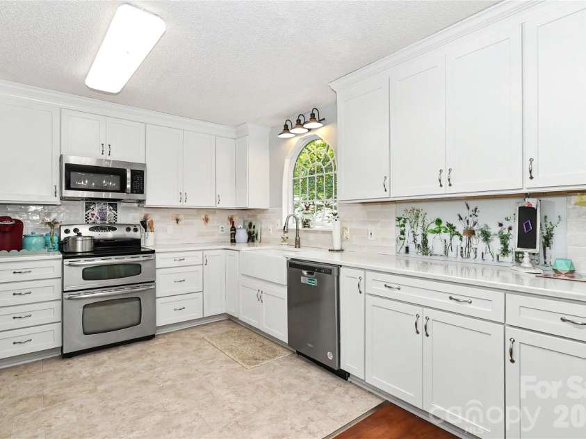 612 17th Avenue Drive, Hickory, NC 28602.  MLS# CAR4403374, YatesRealty ID 30750. Kitchen