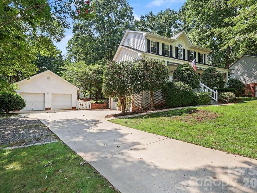 612 17th Avenue Drive, Hickory, NC 28602.  MLS# CAR4403374, YatesRealty ID 30750. Long Paved Driveway with Gravel Pad