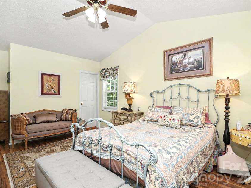 612 17th Avenue Drive, Hickory, NC 28602.  MLS# CAR4403374, YatesRealty ID 30750. Primary Bedroom
