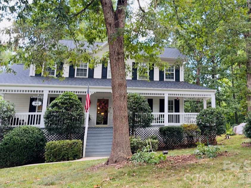 612 17th Avenue Drive, Hickory, NC 28602.  MLS# CAR4403374, YatesRealty ID 30750. Street View