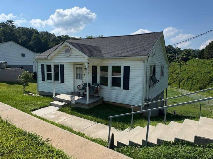 1045 Warren Place, Lenoir, NC 28645.  MLS# CAR4279397, YatesRealty ID 30752. 