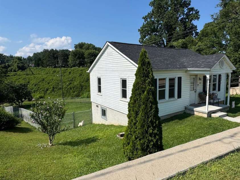 1045 Warren Place, Lenoir, NC 28645.  MLS# CAR4279397, YatesRealty ID 30752. 