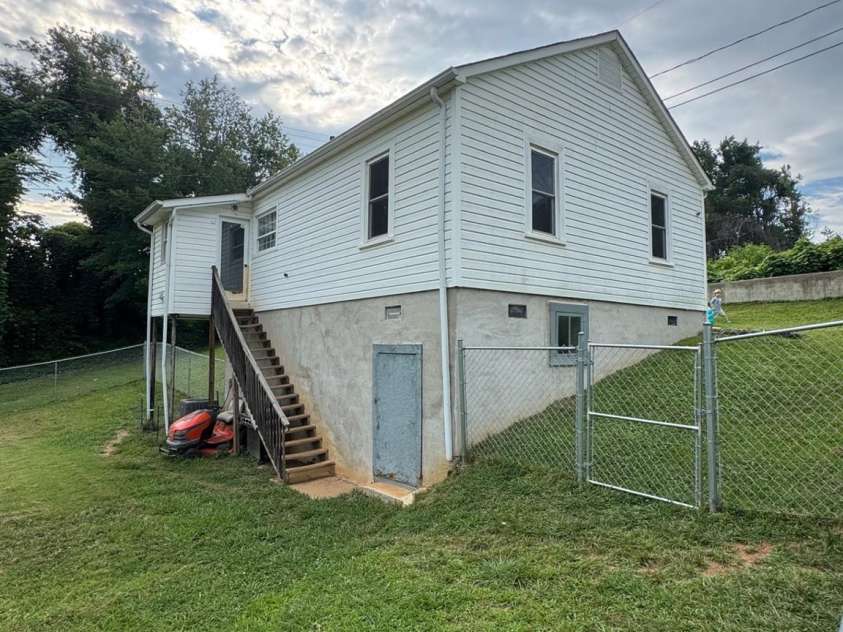 1045 Warren Place, Lenoir, NC 28645.  MLS# CAR4279397, YatesRealty ID 30752. 