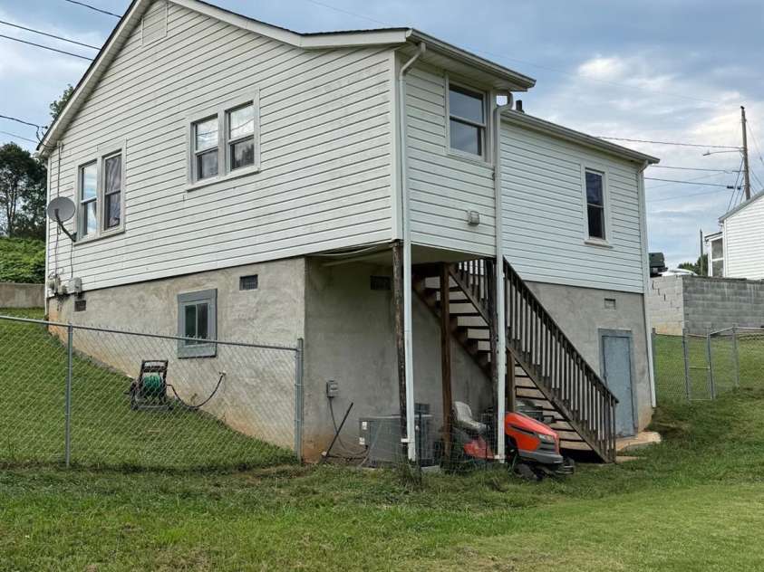 1045 Warren Place, Lenoir, NC 28645.  MLS# CAR4279397, YatesRealty ID 30752. 