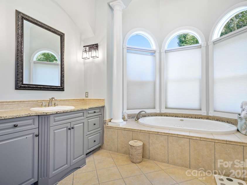 149 Vista Bluff Lane, Mooresville, NC 28117.  MLS# CAR4276049, YatesRealty ID 30753. Primary Bathroom
