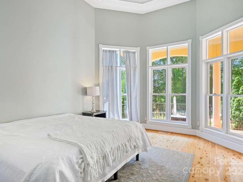 149 Vista Bluff Lane, Mooresville, NC 28117.  MLS# CAR4276049, YatesRealty ID 30753. Primary Suite on Main