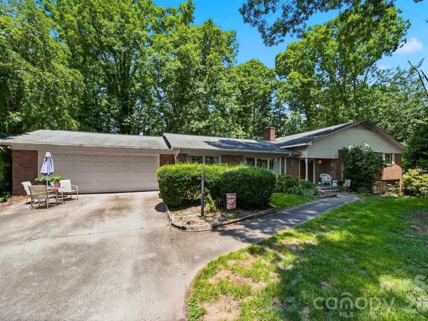 200 Westwood Drive, Morganton, NC 28655.  MLS# CAR4391941, YatesRealty ID 30759. 
