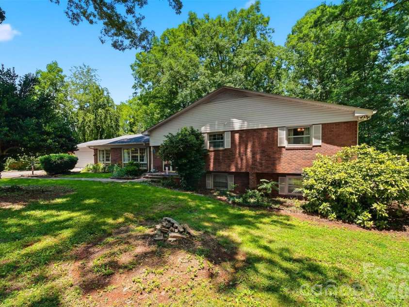 200 Westwood Drive, Morganton, NC 28655.  MLS# CAR4391941, YatesRealty ID 30759. 