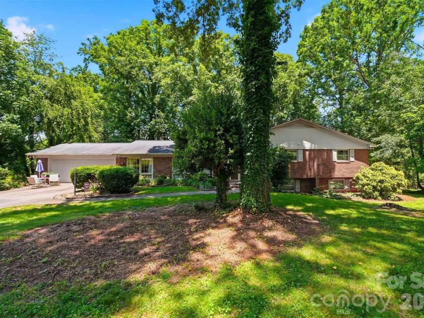 200 Westwood Drive, Morganton, NC 28655.  MLS# CAR4391941, YatesRealty ID 30759. 