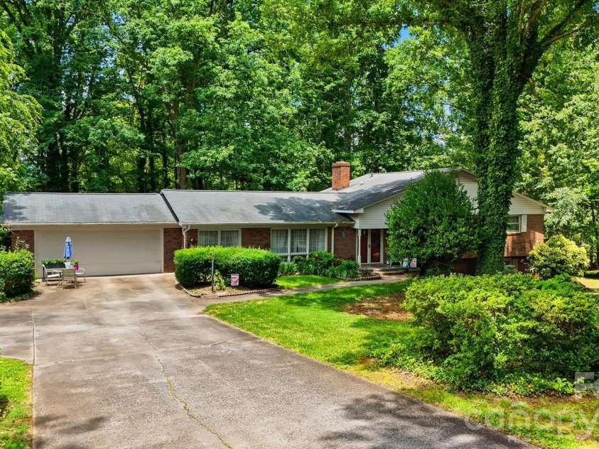 200 Westwood Drive, Morganton, NC 28655.  MLS# CAR4391941, YatesRealty ID 30759. 
