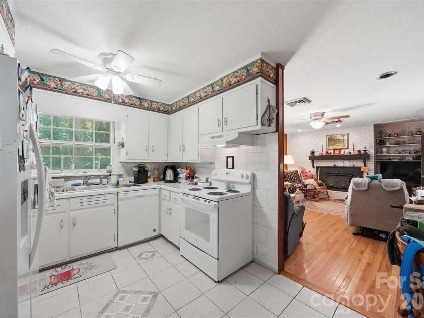 200 Westwood Drive, Morganton, NC 28655.  MLS# CAR4391941, YatesRealty ID 30759. 
