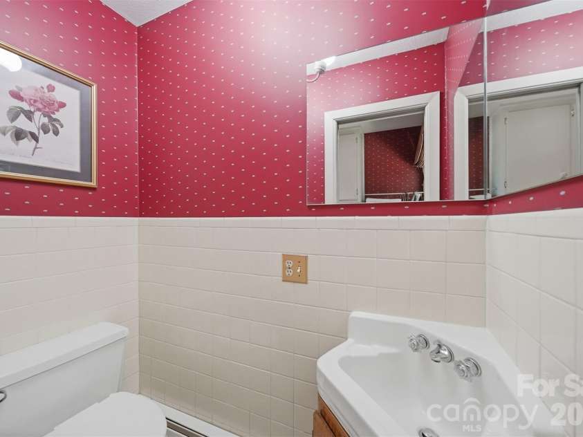 200 Westwood Drive, Morganton, NC 28655.  MLS# CAR4391941, YatesRealty ID 30759. 