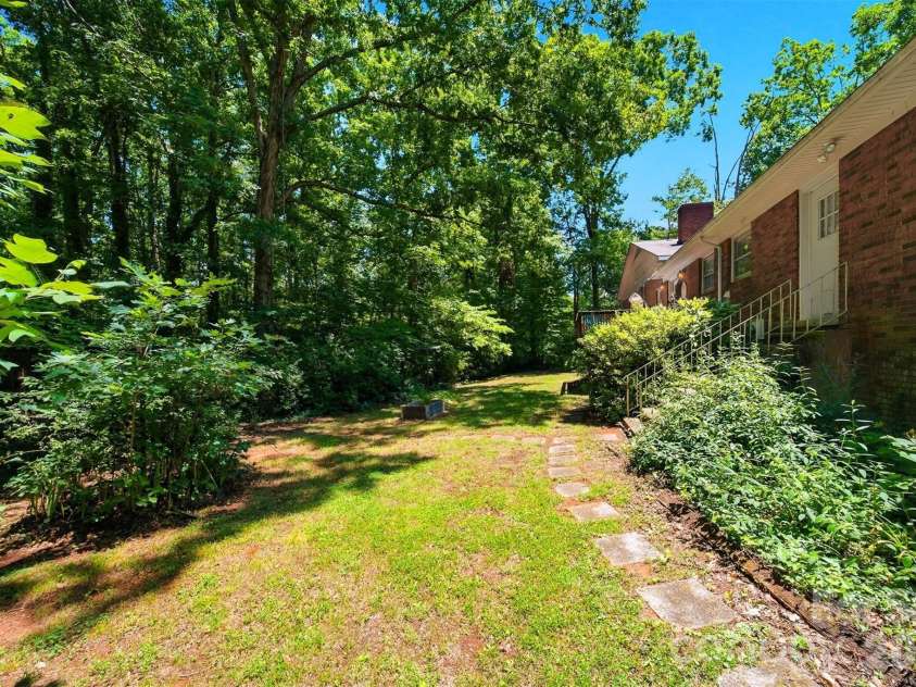 200 Westwood Drive, Morganton, NC 28655.  MLS# CAR4391941, YatesRealty ID 30759. 