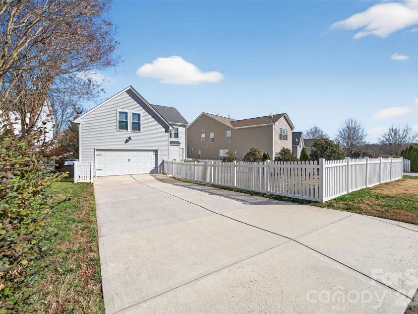 15725 Chipping Drive, Huntersville, NC 28078.  MLS# CAR4335017, YatesRealty ID 3076. 