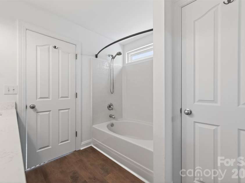 15725 Chipping Drive, Huntersville, NC 28078.  MLS# CAR4335017, YatesRealty ID 3076. Large tub