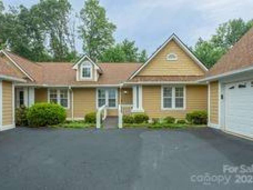 1303 Hyde Park Drive, Asheville, NC 28806.  MLS# CAR4274896, YatesRealty ID 30761. Come on in!