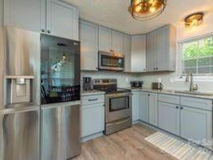 1303 Hyde Park Drive, Asheville, NC 28806.  MLS# CAR4274896, YatesRealty ID 30761. Sparkling convenience.