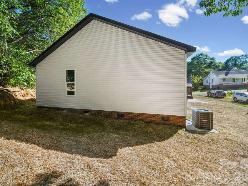 993 13th Street, Lancaster, SC 29720.  MLS# CAR4393883, YatesRealty ID 30762. 