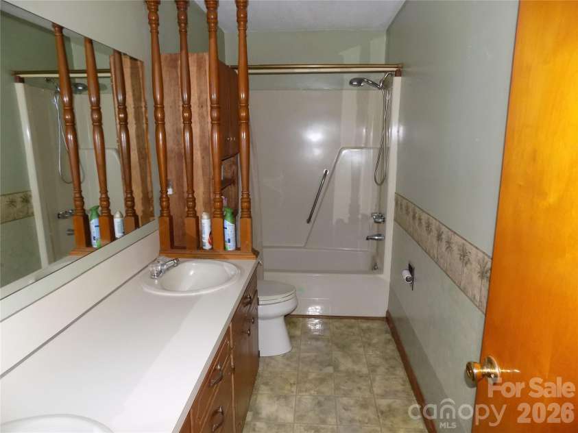 704 Craig Street, Cherryville, NC 28021.  MLS# CAR4394115, YatesRealty ID 30764. FULL BATH