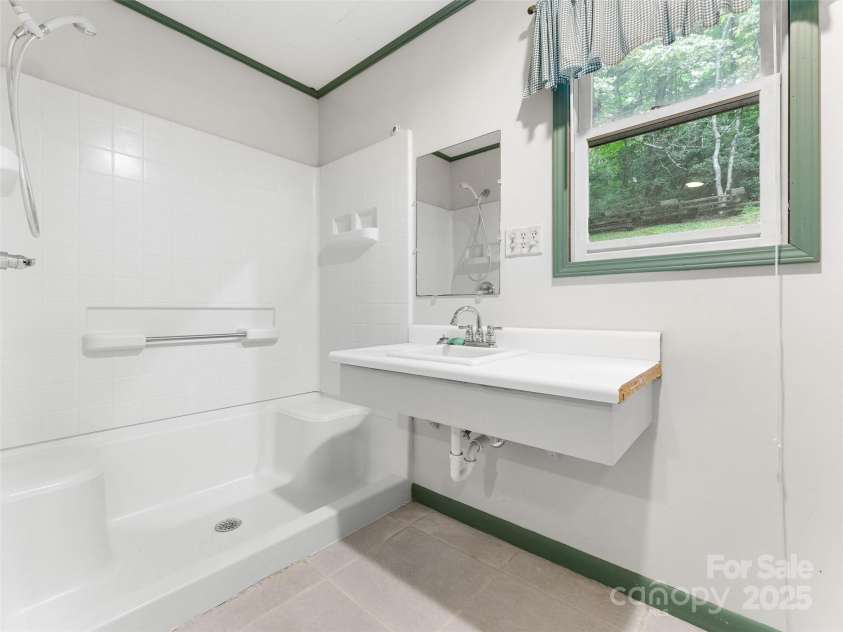 138 Stillwagon Lane, Cedar Mountain, NC 28718.  MLS# CAR4288259, YatesRealty ID 30766. Basement Full Bathroom