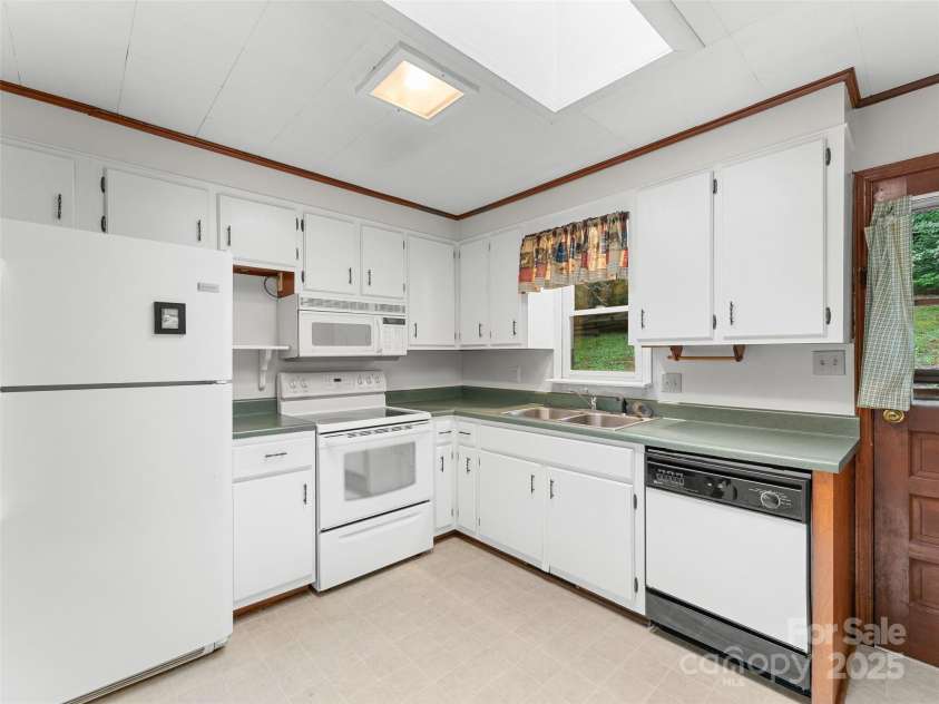 138 Stillwagon Lane, Cedar Mountain, NC 28718.  MLS# CAR4288259, YatesRealty ID 30766. Kitchen