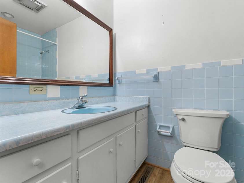 138 Stillwagon Lane, Cedar Mountain, NC 28718.  MLS# CAR4288259, YatesRealty ID 30766. Upstairs Full Bathroom