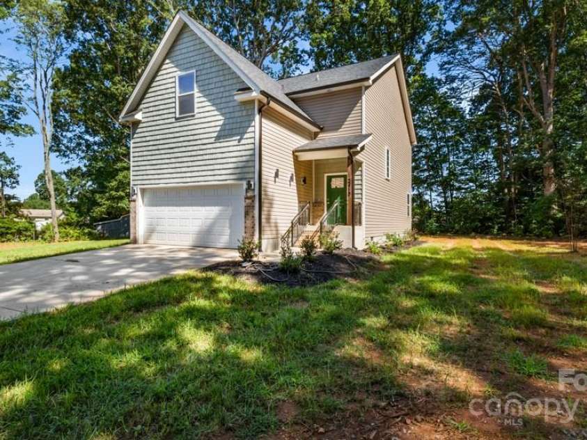 2410 Cedar Lane, Kernersville, NC 27284.  MLS# CAR4289980, YatesRealty ID 30767. 