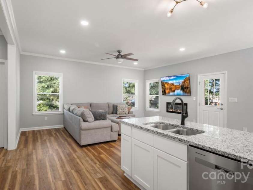 2410 Cedar Lane, Kernersville, NC 27284.  MLS# CAR4289980, YatesRealty ID 30767. 