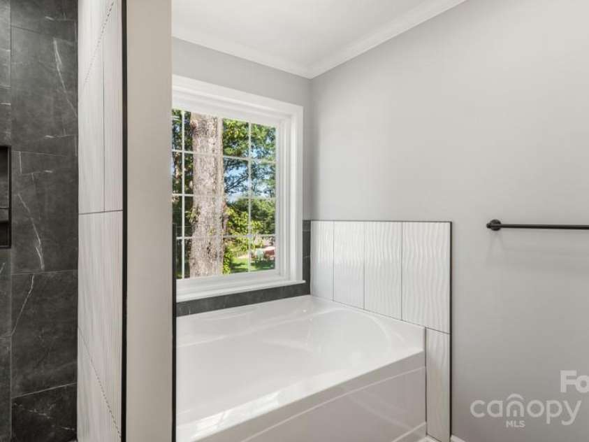 2410 Cedar Lane, Kernersville, NC 27284.  MLS# CAR4289980, YatesRealty ID 30767. 