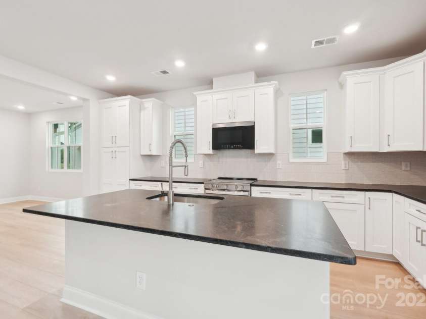 816 Terra Drive, Tega Cay, SC 29708.  MLS# CAR4289553, YatesRealty ID 30770. Kitchen