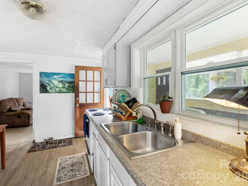4 Mountain View Road, Asheville, NC 28805.  MLS# CAR4393011, YatesRealty ID 30771. 