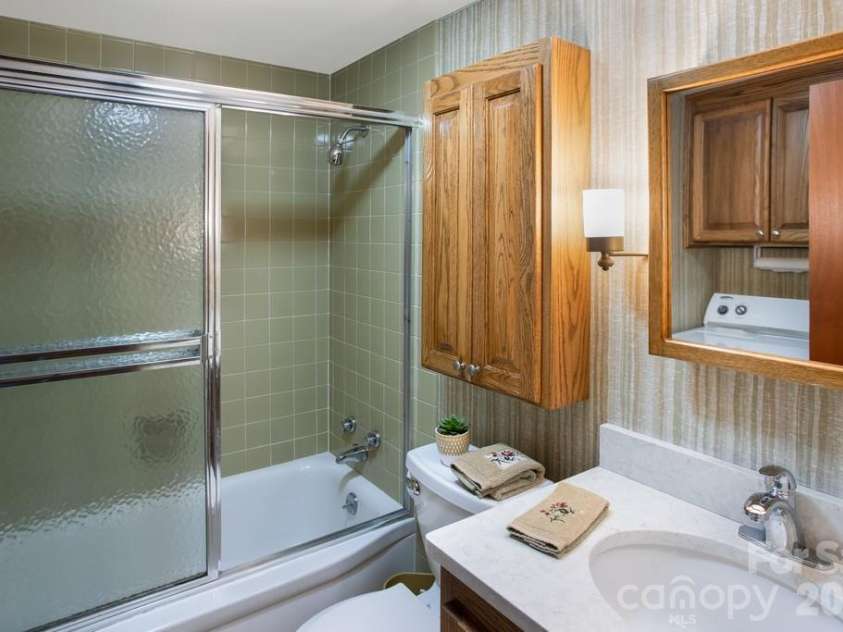 293 Dillardtown Road, Sylva, NC 28779.  MLS# CAR4392955, YatesRealty ID 30775. Full hall bath with tub/shower combo