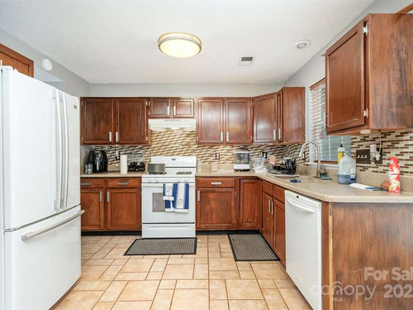 9526 Nettle Drive, Charlotte, NC 28216.  MLS# CAR4288793, YatesRealty ID 30775. 