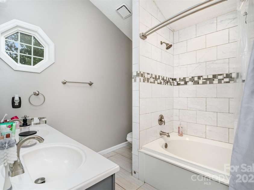 9526 Nettle Drive, Charlotte, NC 28216.  MLS# CAR4288793, YatesRealty ID 30775. 