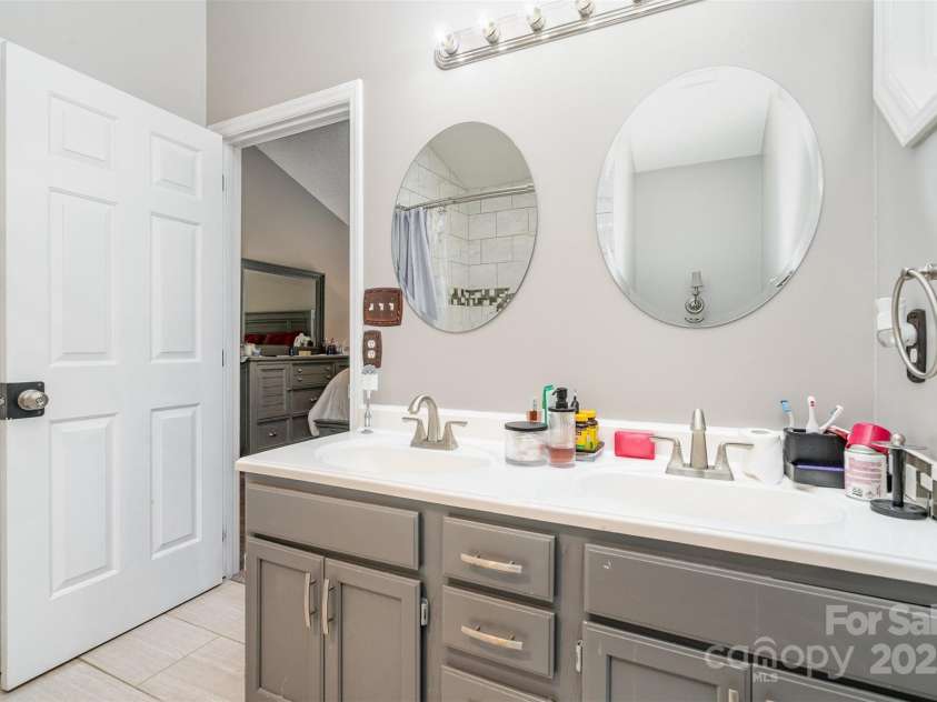9526 Nettle Drive, Charlotte, NC 28216.  MLS# CAR4288793, YatesRealty ID 30775. 