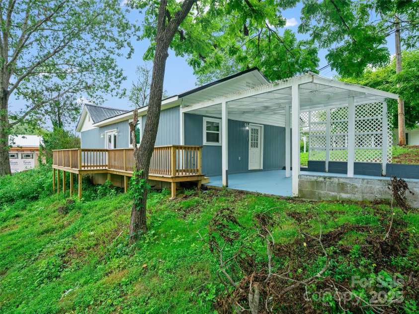 64 Phillips Lane, Spruce Pine, NC 28777.  MLS# CAR4287588, YatesRealty ID 30776. 