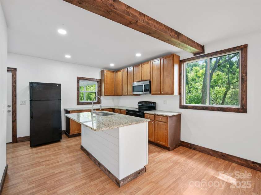 64 Phillips Lane, Spruce Pine, NC 28777.  MLS# CAR4287588, YatesRealty ID 30776. 