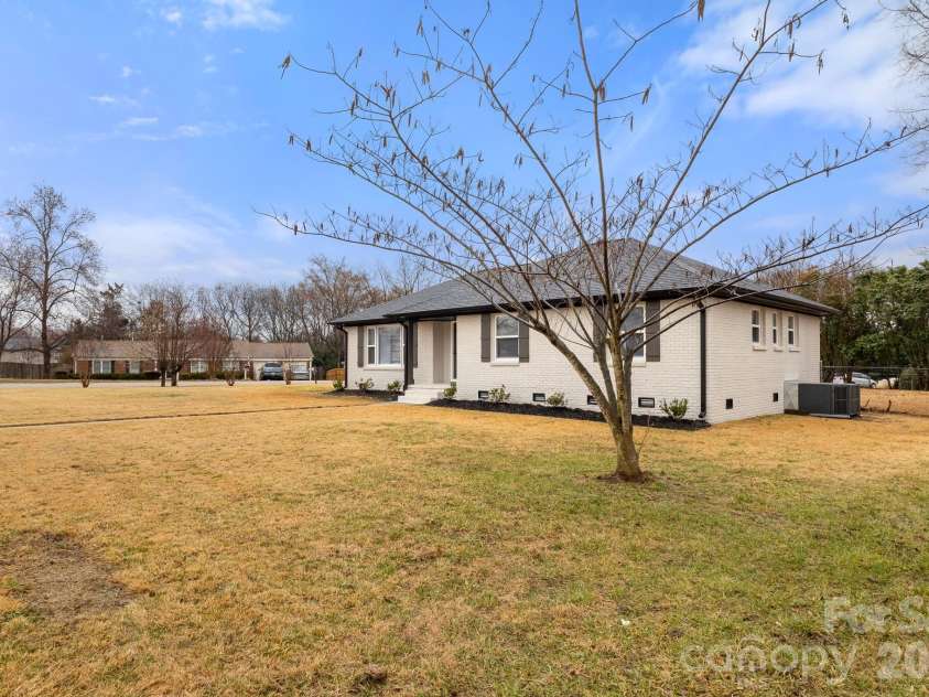 1527 Fieldcrest Circle, Rock Hill, SC 29732.  MLS# CAR4347499, YatesRealty ID 3078. 