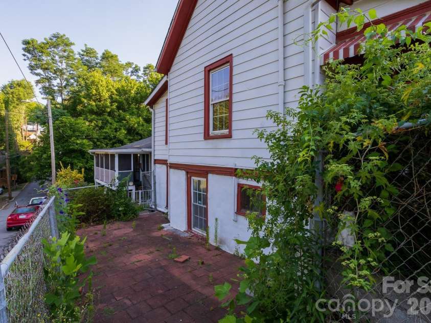 91 Clingman Avenue, Asheville, NC 28801.  MLS# CAR4393571, YatesRealty ID 30780. 