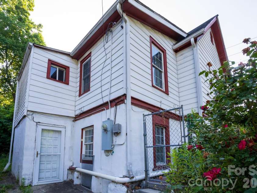 91 Clingman Avenue, Asheville, NC 28801.  MLS# CAR4393571, YatesRealty ID 30780. 